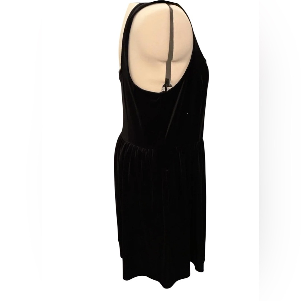 Elegant Black Velvet Dress - Picture 3 of 5